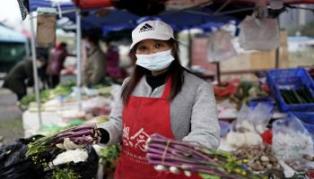 سوق في مدينة ووهان الصينية حيث عادت الحياة إلى طبيعتها/ Getty 