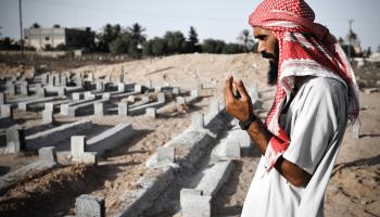 يعتبر التيار السلفي في ليبيا القبور أوكارًا للشعوذة (جون كانتلي/Getty)