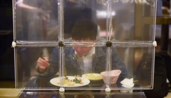 مطعم في الصين مع تدابير خاصة بأزمة كورونا (فرانس برس)