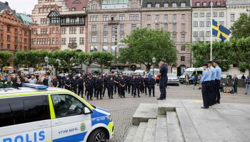 تكريم لضابط الشرطة الذي قتل في غوتنبرغ (أندرياس هيلرغرن/ فرانس برس)