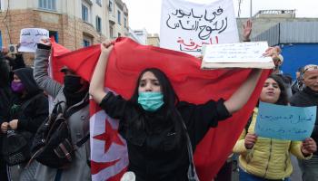 شابة تونسية في تحرك احتجاجي في تونس (فتحي بلعيد/ فرانس برس)