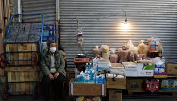 بائع إيراني يعرض بضائعه على بسطة في إيران (فاطمة بهرامي/ الأناضول)