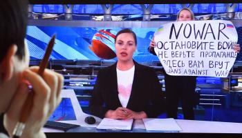 أسكتت موسكو وسائل الإعلام المعارضة (Getty)