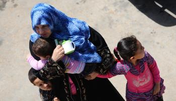 امرأة ليبية وأولادها في ليبيا (كريستوف سيمون/ فرانس برس)