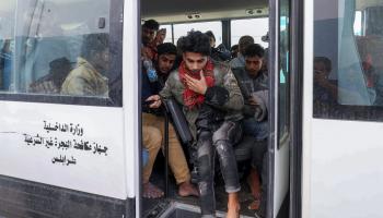 نقل مهاجرين غير نظاميين في طرابلس في ليبيا (محمود تركية/ فرانس برس)