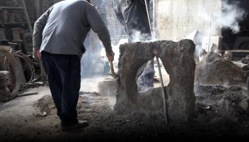 أقدم ساكِب معادن في القامشلي السورية يتمسّك بالمهنة (العربي الجديد)