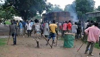 سودانيون يتجمعون في مدينة الرصيروص في ولاية النيل الأزرق جنوب السودان بعد تجدّد الاشتباكات العرقية في 2/9/2022 (فرانس برس)
