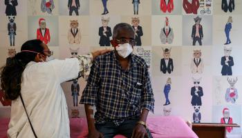 مصاب بالسل وطبيبة في الهند (بونيت بارانجبيه/ فرانس برس)