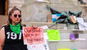 ناشطة تؤيد حق الإجهاض: "دماؤنا ستلطخ أياديكم" (جيريمي هوغان/ Getty)