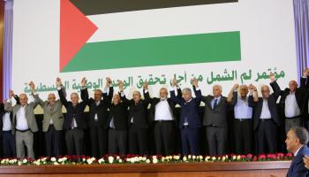 وقعت الفصائل الفلسطينية على وثيقة المصالحة لإنهاء الانقسام برعاية جزائرية، 12 أكتوبر 2022 (Getty)