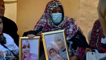 اعتصام أهالي مهاجرين مفقودين في غرق مركب جرجيس في تونس (ياسين محجوب/ Getty)