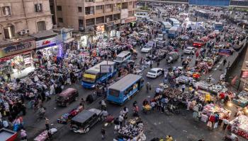 مركبات ومشاة في سوق العتبة وسط القاهرة في 24/10/2022 (فرانس برس)
