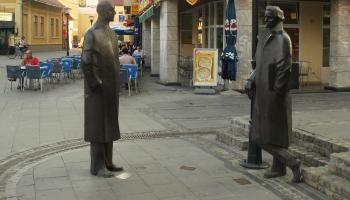 تمثال ميشا سليموفيتش مقابلاً تمثال الرسّام عصمت موجزينوفيتش، في توزلا، البوسنة