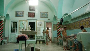 تحرص فئات واسعة من التونسيين على ارتياد الحمامات التقليدية أسبوعياً (Getty)