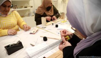 فلسطينيات يتعلمن صناعة المشغولات اليدوية (عبد الحيكم أبو رياش)