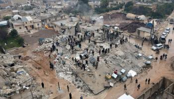 منظر جوي لمحاولات بحث عن ناجين في جنديرس قرب حلب، صبيحة 6 شباط/ فبراير 2023 (Getty)