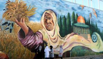 جدارية للتراث الفلسطيني على جدار استاد نابلس (نضال اشتيه/الأناضول)