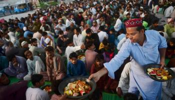 موائد الرحمن الرمضانية تخدم العمال والفقراء في باكستان (آصف حسان/ فرانس برس)
