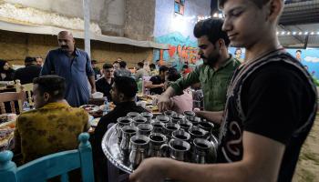 تنتشر موائد إفطار الفقراء في العراق (زايد العبيدي/فرانس برس)
