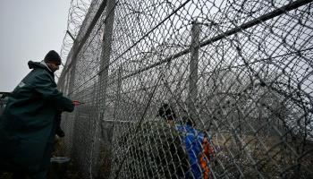 أسلاك على الحدود بين بلغاريا وتركيا لمنع المهاجرين من التقدّم (نيكولاي دويشينوف/ فرانس برس)