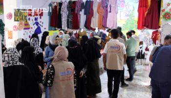 سوريات يشاركن منتجاتهن اليدوية في معرض "ومضة نور" في ريف إدلب