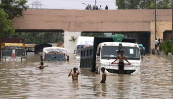 طرقات غارقة بمياه الأمطار في الهند (أسوشييتد برس)