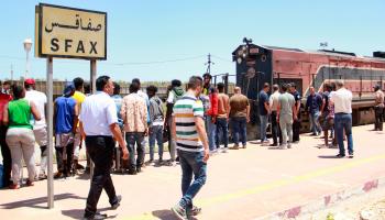 مهاجرون في محطة قطارات صفاقس في تونس قبل مغادرتها (حسام زواري/ فرانس برس)