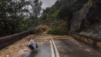 أضرار في هونغ كونغ من جراء أمطار غزيرة (فرانس برس)
