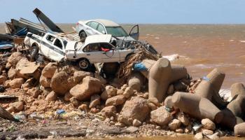 سيارات جرفتها فيضانات العاصفة دانيال في درنة في ليبيا (عبد الله دومه/ فرانس برس)