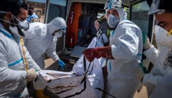 انتشال جثث بعد فيضانات ليبيا (ريكاردو غارثيا فيلانوفا/ فرانس برس)