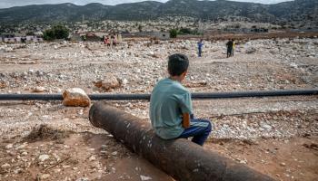 طفل في ليبيا بعد فيضانات درنة في ليبيا (أوزان كوسه/ فرانس برس)