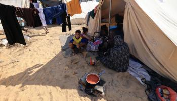 نازحون في مخيم أونروا في خان يونس في غزة (محمود الهمص/ فرانس برس)