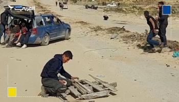 فلسطينيون يجمعون البقوليات والأرز من بين الرمال والحصى في شمال غزة