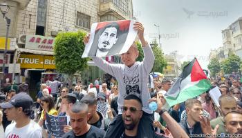 طفل يرفع صورة قائد كتائب القسام محمد الضيف خلال مسيرة في رام الله وسط الضفة، 27 مايو 2024 (العربي الجديد)