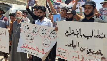 يطالب المتظاهرون بالإفراج عن المعتقلين وكف يد جهاز الأمن العام (العربي الجديد)