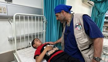 طبيب أميركي في غزة (أنس زياد فتيحة/ الأناضول)