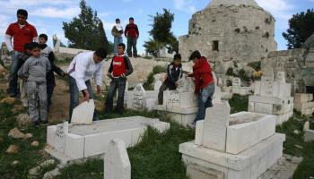 تعتدي بلديات الاحتلال الإسرائيلي على مقابر فلسطينية لإقامة مشاريع (جعفر آشتيه/ فرانس برس)