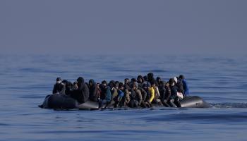 مهاجرون على متن قارب مطاطي في المانش، 6 مارس (دان كيتوود/ Getty)