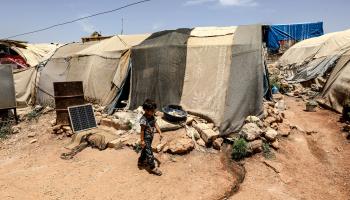 طفل في مخيم للنازحين بإدلب، 13 يونيو 2024 (عزالدين قاسم/الأناضول)