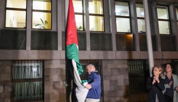 رفع العلم الفلسطيني في برلمان سلوفينيا عقب الاعتراف بدولة فلسطين 4/6/2024 (داركو بانديتش/أسوشييتد برس)