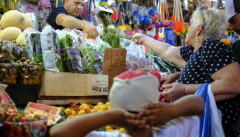 متجر خضروات وفاكهة في سوق الكرمل في تل أبيب، 6 يونيو 2022 (Getty)