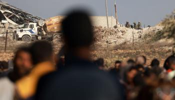 قوات إسرائيلية في شمال غزة تراقب الفلسطينيين النازحين - 18 نوفمبر 2023 (محمد عابد/ فرانس برس)