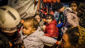 إنقاذ مهاجرين من الأطفال في البحر قبالة ليبيا - 16 مارس 2024 (سيمونيه بوكاتشيو/ Getty)