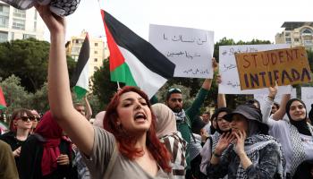 طلاب من الجامعة الأميركية في بيروت يتظاهرون لدعم غزة خارج السفارة البريطانية (فرانس برس/15 5 / 2024)