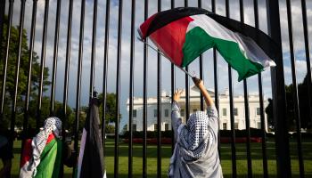 ترشيح بايدن للرئاسة افتراضياً تظاهرة دعماً لغزة امام البيت الأبيض مايو 2024 (أليسون بايلي/فرانس برس)