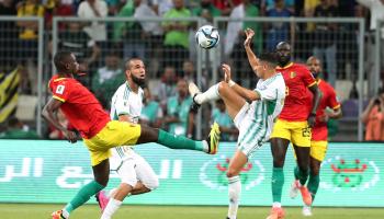 لعب منتخب الجزائر ضد غينيا في التصفيات الأفريقية، 6 يونيو 2024 (بلال بن سالم/فرانس برس)