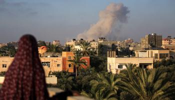 دخان يتصاعد بعد قصف إسرائيلي على قطاع غزة، (Getty)