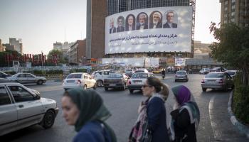 لافتة انتخابية تحمل صور مرشحي الرئاسية الإيرانية