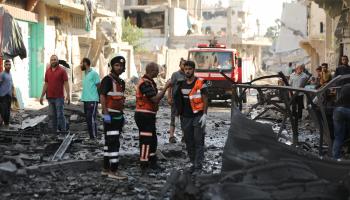 عناصر الدفاع المدني في حي الشجاعية في مدينة غزة - 27 يونيو 2024 (داود أبو الكاس/ الأناضول)