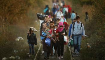 مهاجرون يشقون طريقهم من صربيا نحو المجر (Getty 9/9/2015)